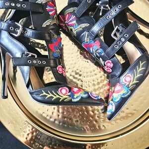 Stiletto heeled shoe